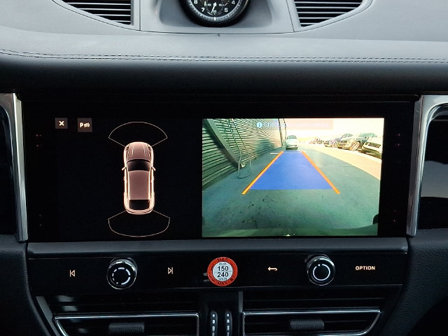 Certified 2025 Porsche Macan AWD/4WD image 22