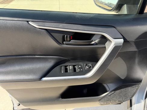 Used 2022 Toyota RAV4 LE AWD/4WD image 17