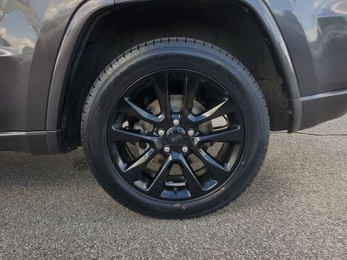 Used 2018 Jeep Grand Cherokee Altitude RWD image 11