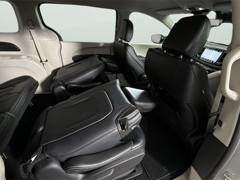 Used 2024 Chrysler Pacifica Select image 35
