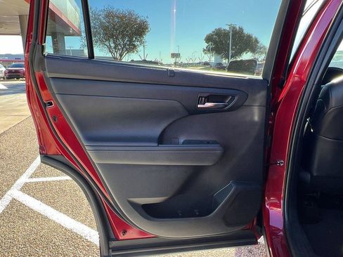 Used 2024 Toyota Highlander XSE image 13