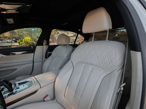 Used 2018 BMW 750i image 17