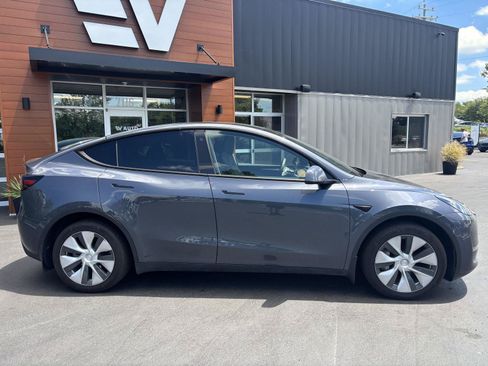 Used 2023 Tesla Model Y Long Range AWD/4WD image 2