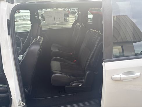 Used 2019 Dodge Grand Caravan SXT w/ Blacktop Package image 12