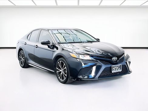 Used 2019 Toyota Camry SE w/ Carpet Mat Package FWD image 3