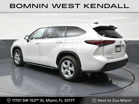Used 2025 Toyota Highlander LE image 3