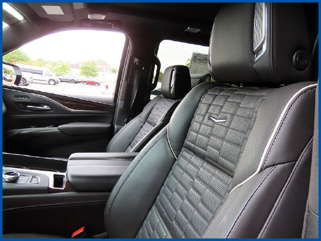 Used 2024 Cadillac Escalade ESV Sport Platinum w/ LPO, ONYX Package AWD/4WD image 17