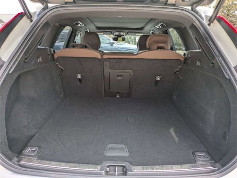 Used 2023 Volvo XC60 B5 Plus image 13