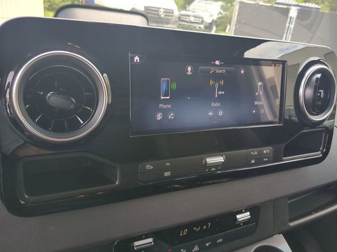 Used 2025 Mercedes-Benz Sprinter 2500 image 5