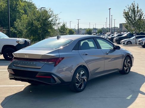 Used 2025 Hyundai Elantra SEL FWD image 12