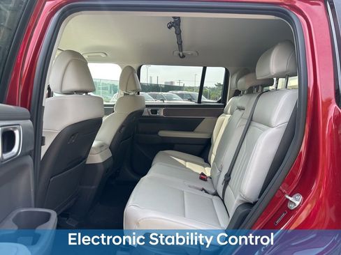 Used 2025 Hyundai Santa Fe SEL AWD/4WD image 14