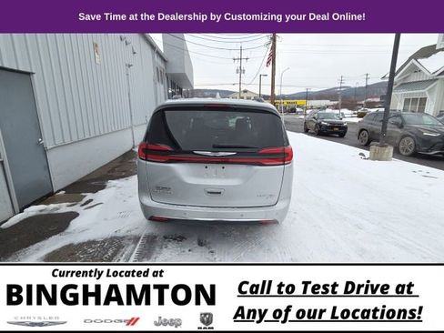 Used 2022 Chrysler Pacifica Limited image 5