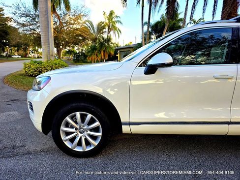 Used 2011 Volkswagen Touareg Sport image 8