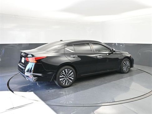 Used 2023 Nissan Altima 2.5 SV w/ SV Premium Package image 15