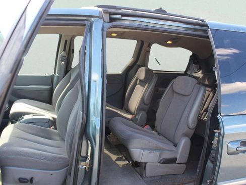 Used 2007 Chrysler Town & Country Touring FWD image 7