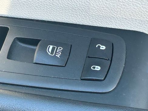 Used 2021 Chrysler Pacifica Touring image 39