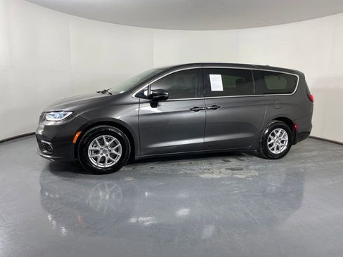 Used 2023 Chrysler Pacifica Touring-L image 3