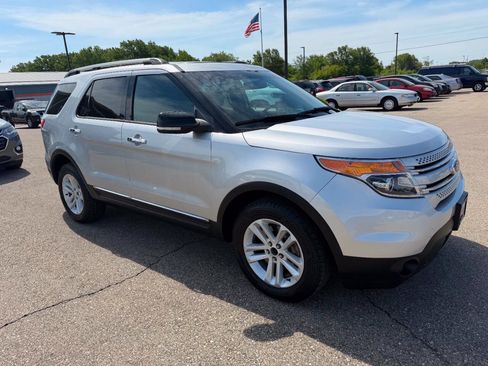 Used 2014 Ford Explorer XLT w/ Equipment Group 202A AWD/4WD image 7