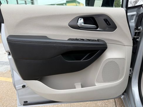 Used 2024 Chrysler Pacifica Touring-L image 7