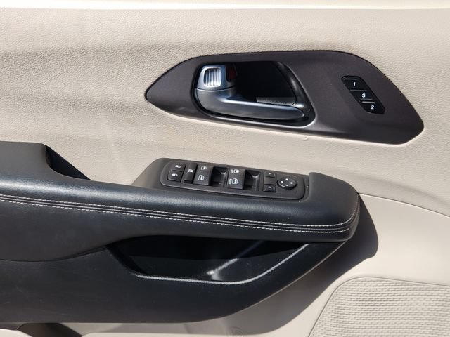 Used 2023 Chrysler Pacifica Touring-L FWD image 25