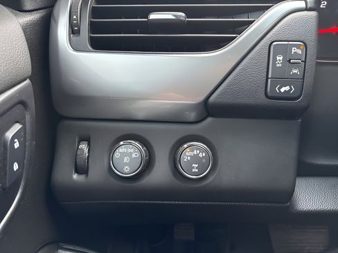 Used 2020 Chevrolet Suburban Premier image 25
