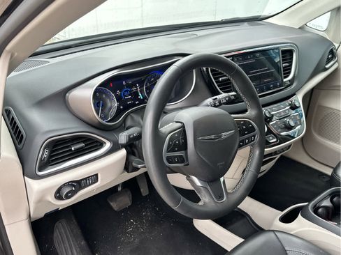 Used 2023 Chrysler Pacifica Touring-L image 26