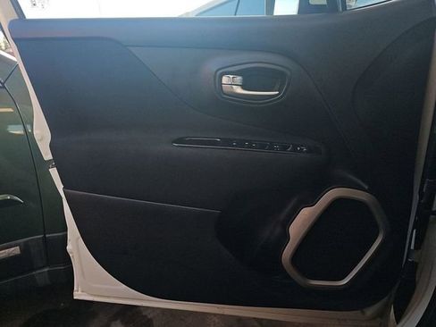 Used 2015 Jeep Renegade Latitude w/ Popular Equipment Group image 19