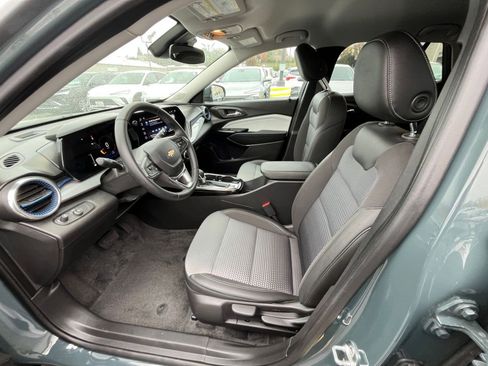 Used 2025 Chevrolet Trax LT w/ LT Convenience Package image 24