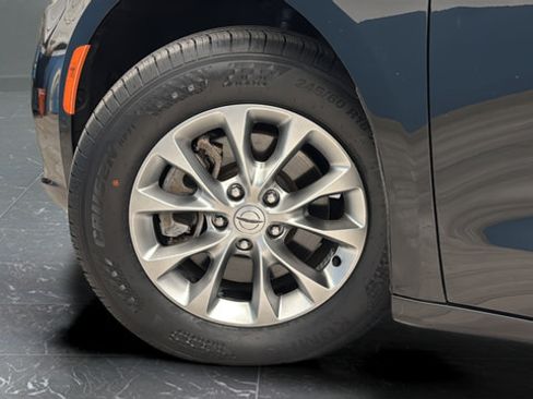 Used 2023 Chrysler Pacifica Touring-L w/ Uconnect Theater Family Group AWD/4WD image 38