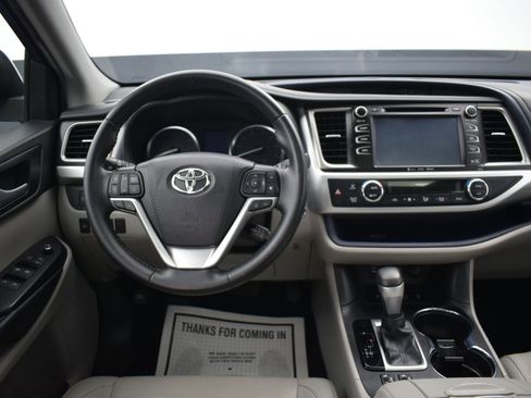 Used 2019 Toyota Highlander XLE image 17