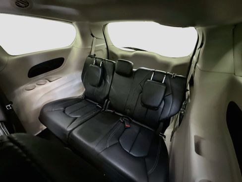 Used 2023 Chrysler Pacifica Touring-L FWD image 29