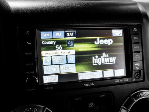 Used 2015 Jeep Wrangler Unlimited Rubicon w/ Connectivity Group AWD/4WD image 27