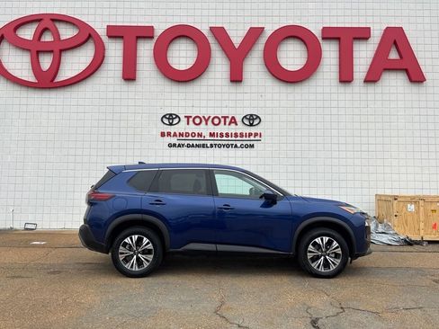 Used 2023 Nissan Rogue SV image 4