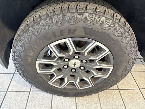 Used 2024 Chevrolet Colorado Z71 w/ Z71 Convenience Package 2 AWD/4WD image 5