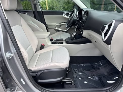 Used 2025 Kia Soul LX w/ LX Technology Package FWD image 13
