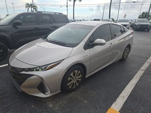 Used 2021 Toyota Prius Prime XLE FWD image 3