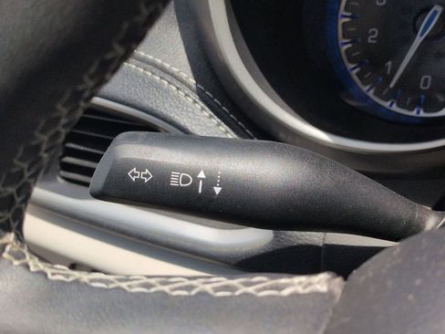 Used 2023 Chrysler Pacifica Touring-L FWD image 27