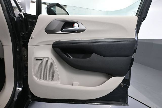 Used 2018 Chrysler Pacifica Limited FWD image 42
