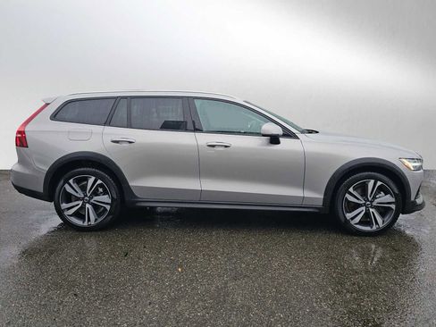 Certified 2025 Volvo V60 B5 Cross Country Plus image 2