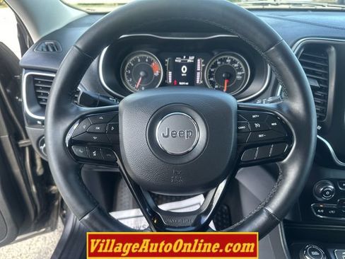Used 2019 Jeep Cherokee Latitude Plus AWD/4WD image 29
