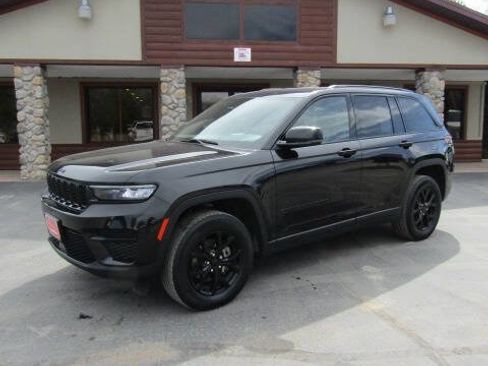 Used 2024 Jeep Grand Cherokee Altitude AWD/4WD image 2