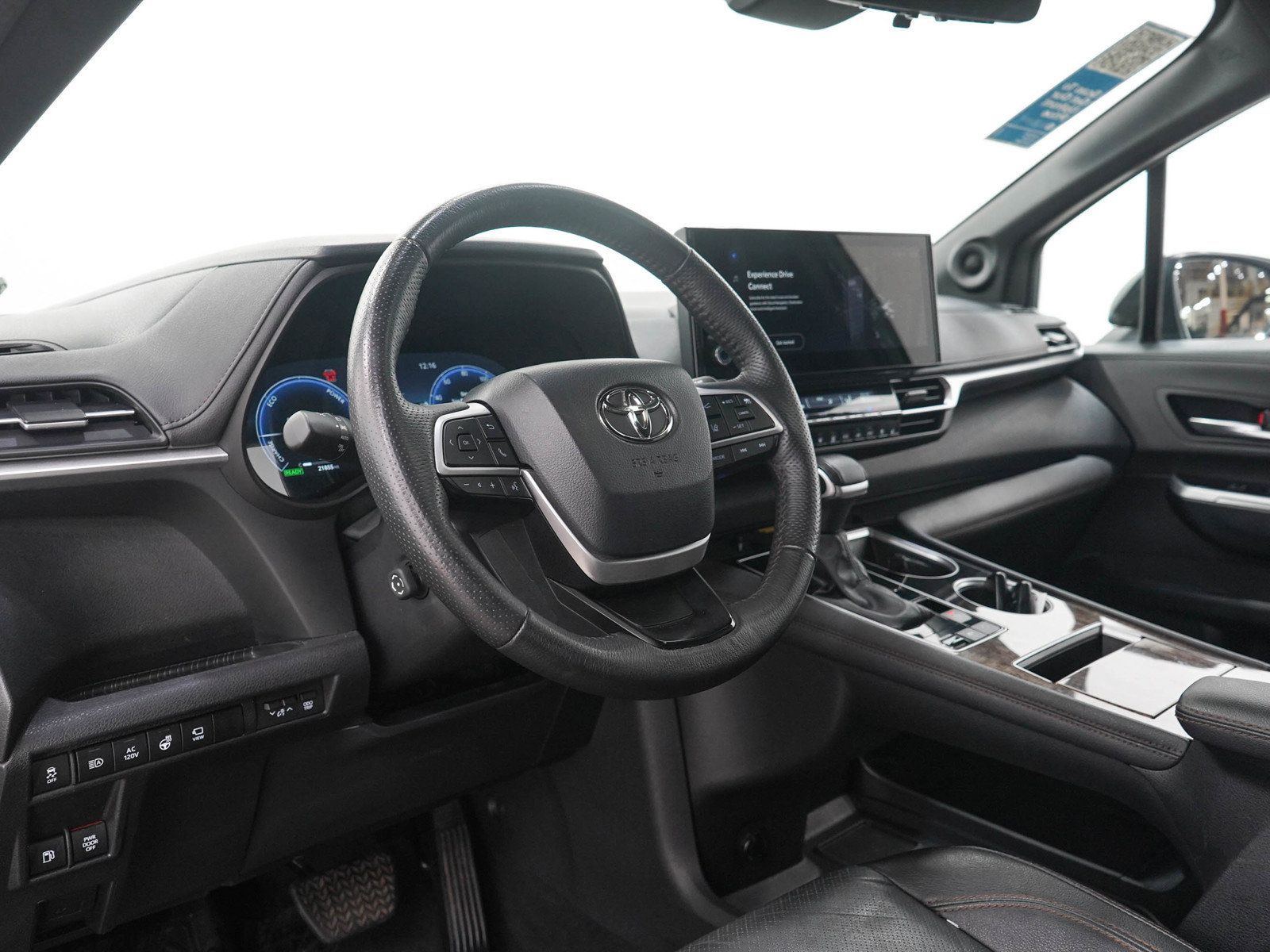 Used 2025 Toyota Sienna Platinum AWD/4WD image 29