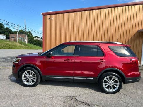 Used 2018 Ford Explorer XLT w/ Equipment Group 202A AWD/4WD image 8