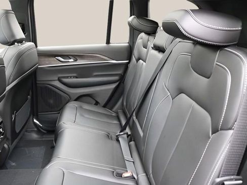 New 2025 Jeep Grand Cherokee Limited image 16