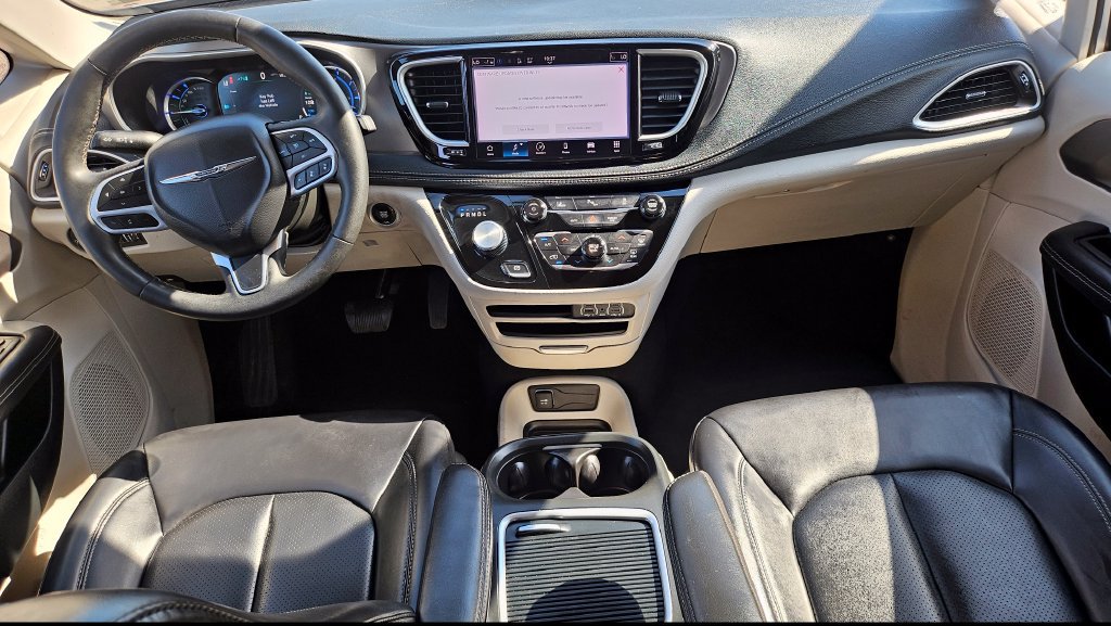 Used 2023 Chrysler Pacifica Touring-L FWD image 5