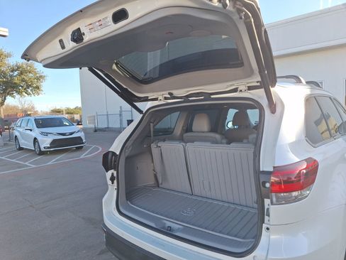 Used 2018 Toyota Highlander Limited image 38