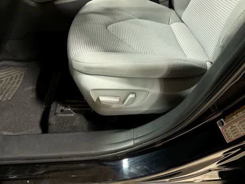 Used 2024 Toyota Highlander LE AWD/4WD image 24