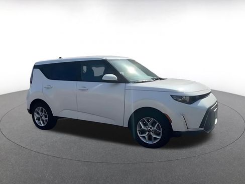 Used 2025 Kia Soul LX w/ LX Technology Package FWD image 2