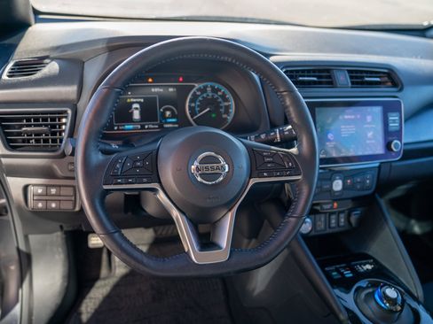 Used 2022 Nissan Leaf SV FWD image 12