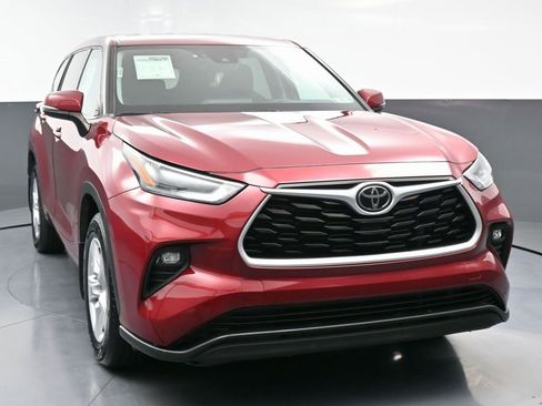 Used 2021 Toyota Highlander LE image 4